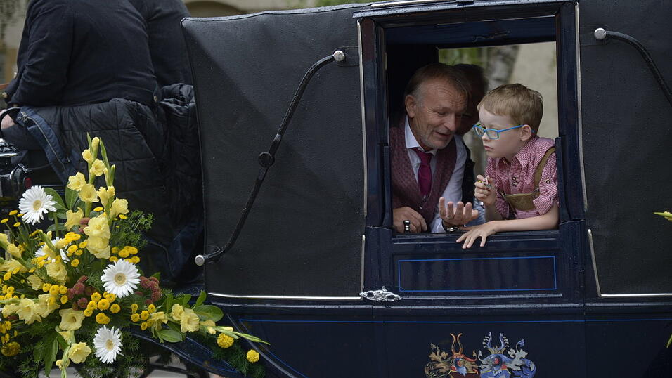 Zahlreiche Musik- und Trachtengruppen zogen nach dreij&auml;hriger Pause am Freitagabend zum Festplatz Am Hagen.&nbsp;