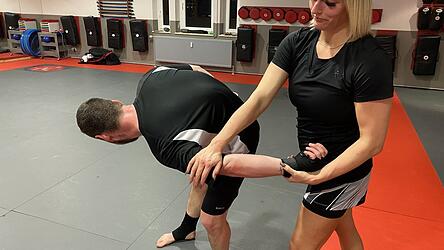 Im Bushido lernen Frauen, sich gegen Angreifer zu verteidigen.