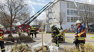 Das angeschmorte Dämmmaterial wurde vom Dach transportiert und abgelöscht. Das angeschmorte Dämmmaterial wurde vom Dach transportiert und abgelöscht.
