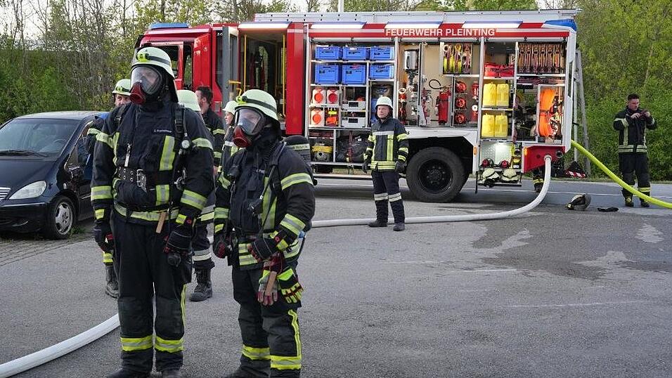 &nbsp;Nahe der B8 bei Pleinting ist am Abend der Dachstuhl eines Wohnhauses in Brand geraten.