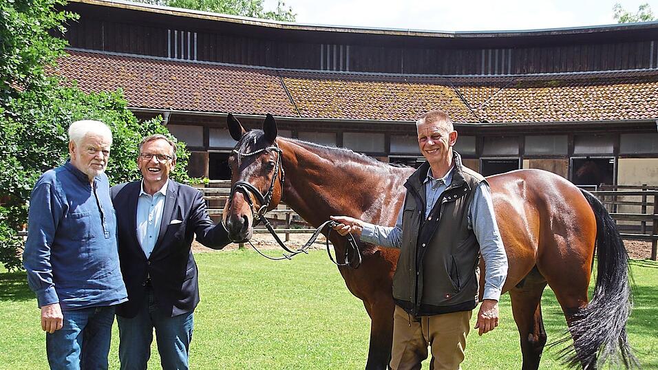 Heribert Wirth (links) hat die Waffenschmiede verkauft und mit seinem guten Freund Helmuth Newin aus Regensburg (Mitte) eine Einigung gefunden. P&auml;chter Michael Deters (rechts) ist gl&uuml;cklich dar&uuml;ber.