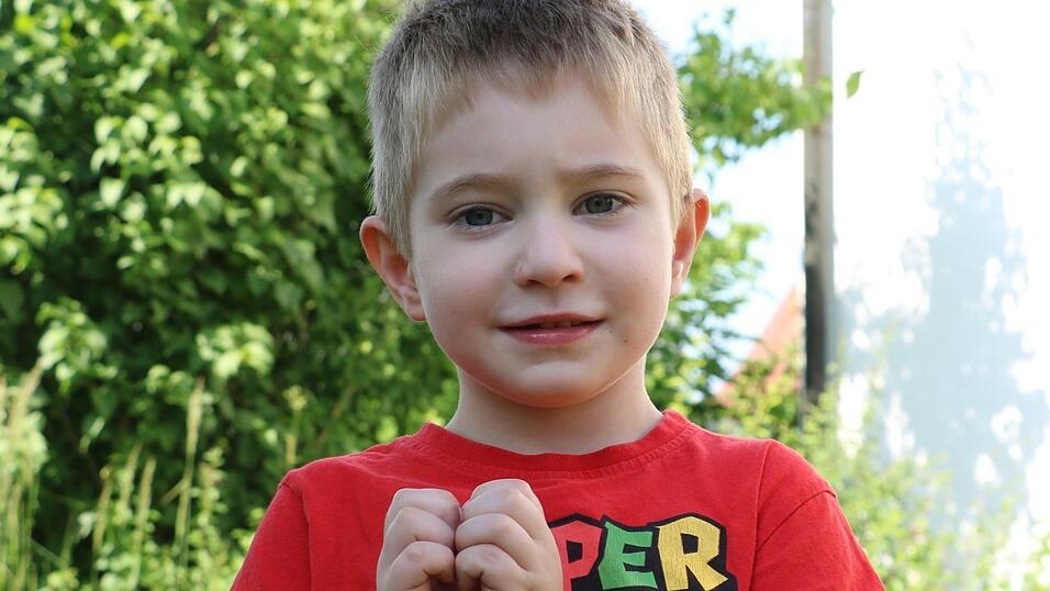 Der fünfjährige Damien hat seit Januar dieses Jahres immer wieder schwere epileptische Anfälle. Seine Eltern wünschen sich einen Epilepsiewarnhund für ihren Sohn, um ihm etwas mehr Freiraum zu schenken. Der fünfjährige Damien hat seit Januar dieses Jahres immer wieder schwere epileptische Anfälle. Seine Eltern wünschen sich einen Epilepsiewarnhund für ihren Sohn, um ihm etwas mehr Freiraum zu schenken.