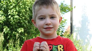Der fünfjährige Damien hat seit Januar dieses Jahres immer wieder schwere epileptische Anfälle. Seine Eltern wünschen sich einen Epilepsiewarnhund für ihren Sohn, um ihm etwas mehr Freiraum zu schenken.