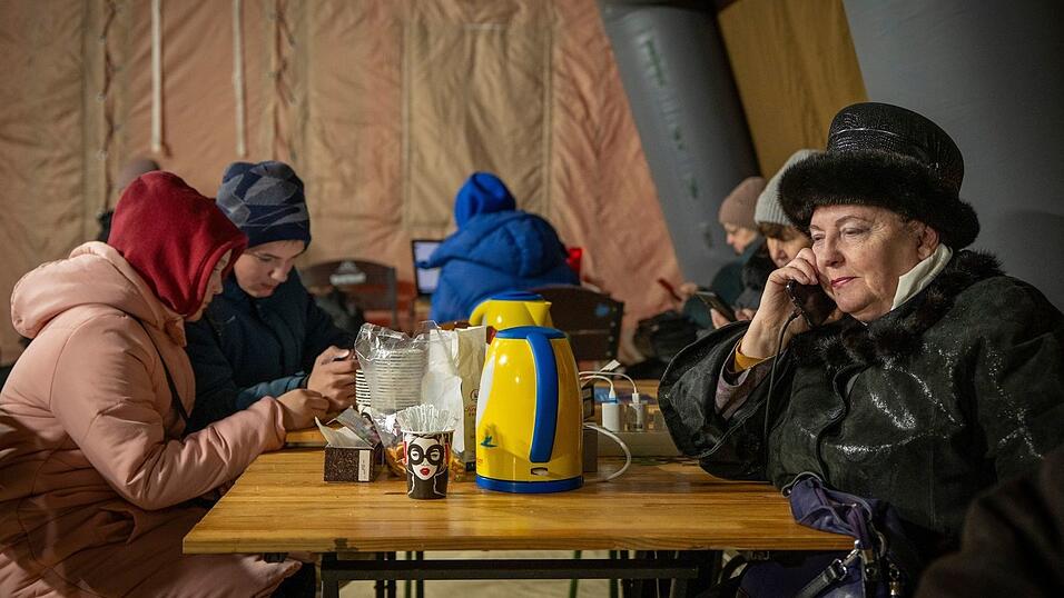 Aufw&auml;rmpunkte sollen den Ukrainern durch die schwere Zeit nach russischen Luftangriffen helfen.