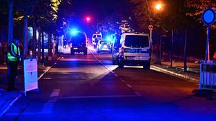Ein Auto soll in eine Menschenmenge gefahren sein. Ein Auto soll in eine Menschenmenge gefahren sein.