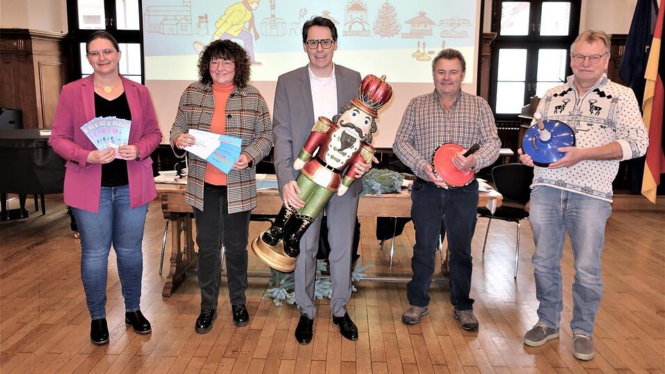 Die Hauptbeteiligten bei 'Deggendorf im Advent' um OB Christian Moser (M.) präsentieren einen übergroßen Nussknacker, der vom 1. bis 4. Dezember bei der Kinderweihnacht im Altstadtviertel zum Einsatz kommen soll. Die Hauptbeteiligten bei 'Deggendorf im Advent' um OB Christian Moser (M.) präsentieren einen übergroßen Nussknacker, der vom 1. bis 4. Dezember bei der Kinderweihnacht im Altstadtviertel zum Einsatz kommen soll.