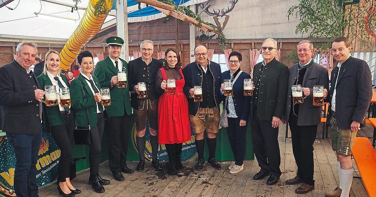 Ein Prosit der Gemütlichkeit beim Volksfest in Mamming