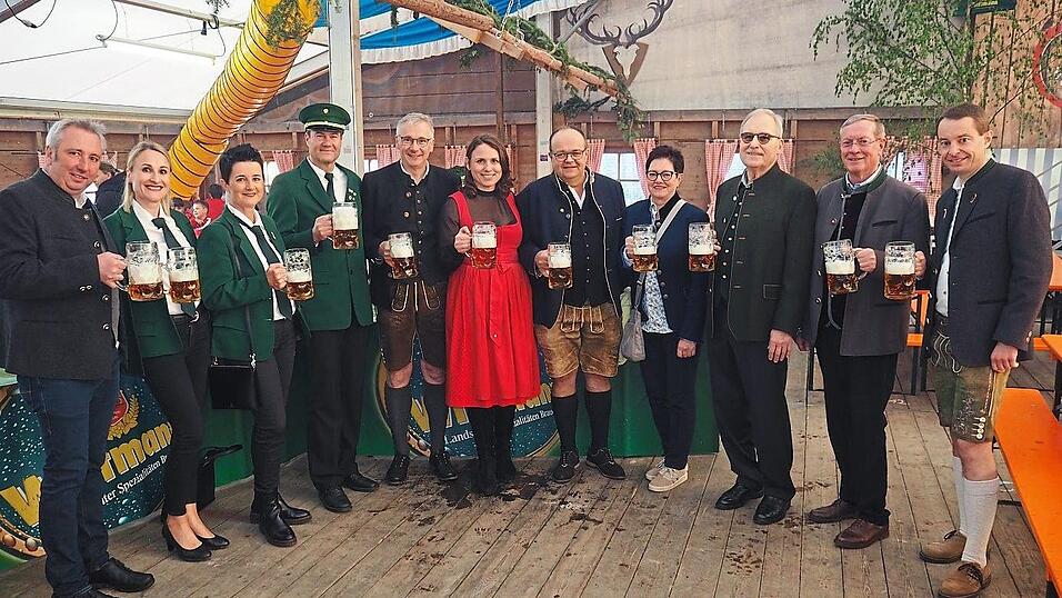Bürgermeisterin Irmgard Eberl zapfte das erste Fass an. Zusammen mit den Ehrengästen wird auf schöne Festtage angestoßen. Bürgermeisterin Irmgard Eberl zapfte das erste Fass an. Zusammen mit den Ehrengästen wird auf schöne Festtage angestoßen.