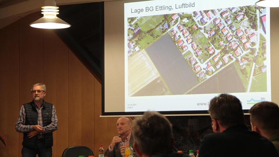 Günther Schmidt (l.) stellte den Erschließungsplan für das Wohngebiet Ettling vor.