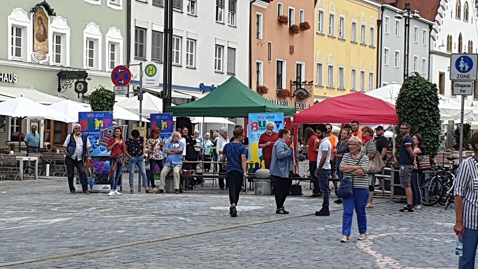 Die 'B&uuml;rgerbewegung Pax Europa' h&auml;lt am Freitag in Straubing eine Kundgebung ab - begleitet von Gegenprotesten des B&uuml;ndnisses 'Wir sind bunt'.