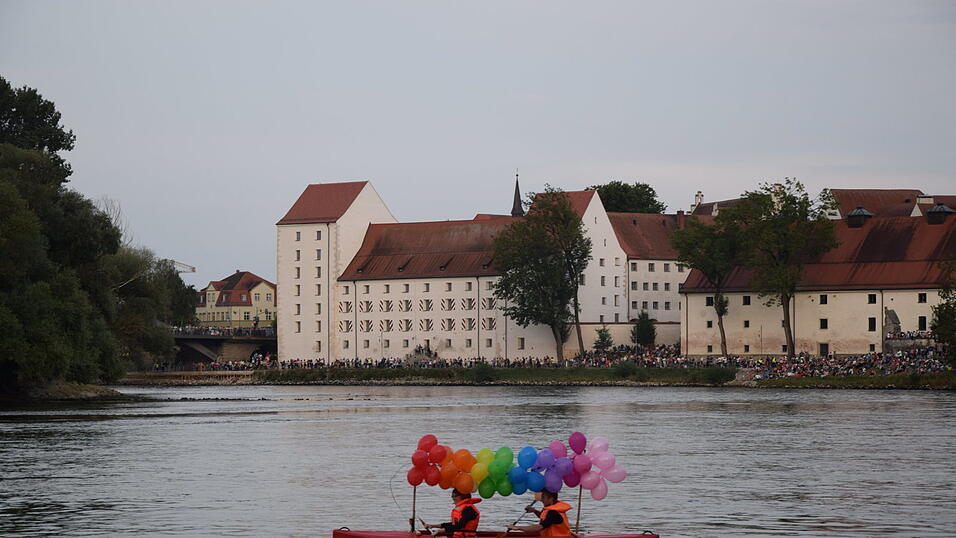 Kurz vor 19 Uhr: Die ersten Paddler starten in die Donau, hier das 'Straubing ist bunt'-Schiffchen. Kurz vor 19 Uhr: Die ersten Paddler starten in die Donau, hier das 'Straubing ist bunt'-Schiffchen.