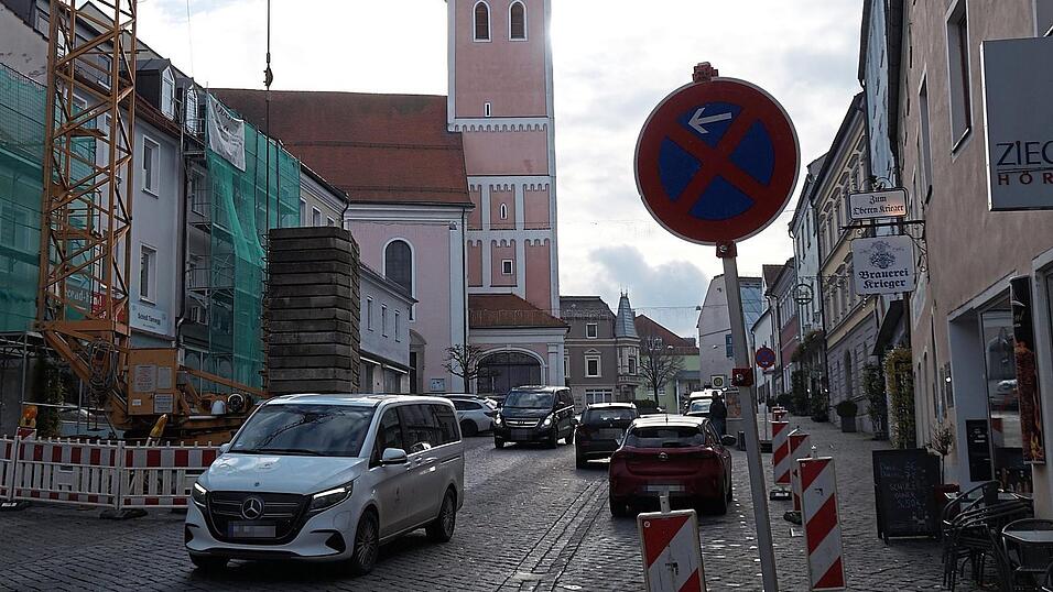 Wie wichtig die Parküberwachung ist, wurde und wird seit einigen Wochen am Oberen Stadtplatz deutlich: Immer wieder abends und an Wochenenden wird die gegenüber des Krans eingerichtete Einbuchtungsspur als Parkplatz missbraucht - obwohl jeweils ein Schild den Anfang und das Ende einer Halteverbotszone verdeutlicht. Wie wichtig die Parküberwachung ist, wurde und wird seit einigen Wochen am Oberen Stadtplatz deutlich: Immer wieder abends und an Wochenenden wird die gegenüber des Krans eingerichtete Einbuchtungsspur als Parkplatz missbraucht - obwohl jeweils ein Schild den Anfang und das Ende einer Halteverbotszone verdeutlicht.