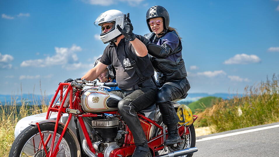 Dieses Paar ist auf einem Motorrad Baujahr 1925 unterwegs. Vor 100 Jahren setzten sich die motorisierten Zweiräder immer mehr durch; auch Behörden setzten die schnellen Verkehrsmittel ein. Allerdings waren Lärm und Abgase schon damals ein Thema. Dieses Paar ist auf einem Motorrad Baujahr 1925 unterwegs. Vor 100 Jahren setzten sich die motorisierten Zweiräder immer mehr durch; auch Behörden setzten die schnellen Verkehrsmittel ein. Allerdings waren Lärm und Abgase schon damals ein Thema.