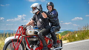 Dieses Paar ist auf einem Motorrad Baujahr 1925 unterwegs. Vor 100 Jahren setzten sich die motorisierten Zweiräder immer mehr durch; auch Behörden setzten die schnellen Verkehrsmittel ein. Allerdings waren Lärm und Abgase schon damals ein Thema.