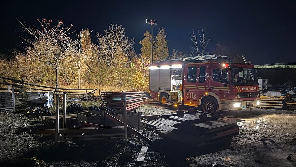 Nach dem Brand eines Obdachlosenlagers, bei dem eine tote Frau gefunden wurde, ermittelt die Polizei, ob es sich dabei um ein Gewaltdelikt handeln könnte.