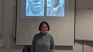 Rassismus oder Neugier dem Fremden gegenüber? Christine Fößmeier hinterfragte die im Stalag VII A entstandenen Bilder. Rassismus oder Neugier dem Fremden gegenüber? Christine Fößmeier hinterfragte die im Stalag VII A entstandenen Bilder.