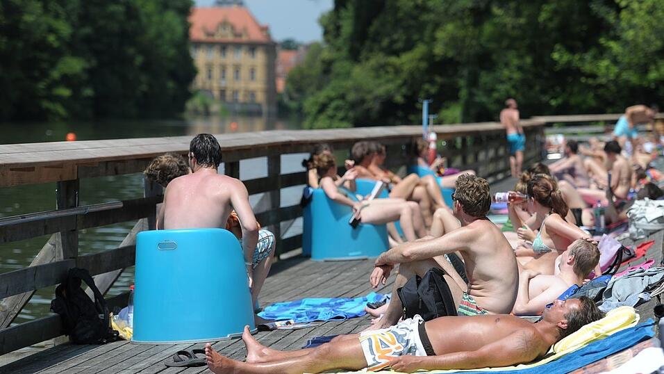 Im Hainbad schwimmt man im Fluss mit sch&ouml;ner Aussicht auf die Bamberger Altstadt. (Archivbild)