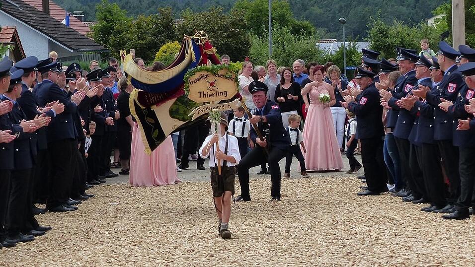 Die Patenwehr Thierling beim Einzug ins Festzelt.