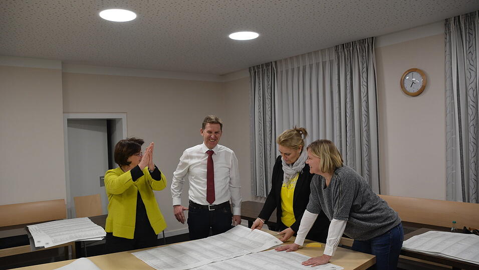 F&uuml;r zwei Sekunden blickte der amtierende und wiedergew&auml;hlte B&uuml;rgermeister Herbert Sporrer, der auch Wahlvorstand war, von den Unterlagen auf als sein Ergebnis verk&uuml;ndet wurde.