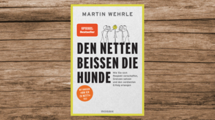 'Den Netten bei&szlig;en die Hunde' von Martin Wehrle, 320 Seiten, erschienen im Mosaik-Verlag.