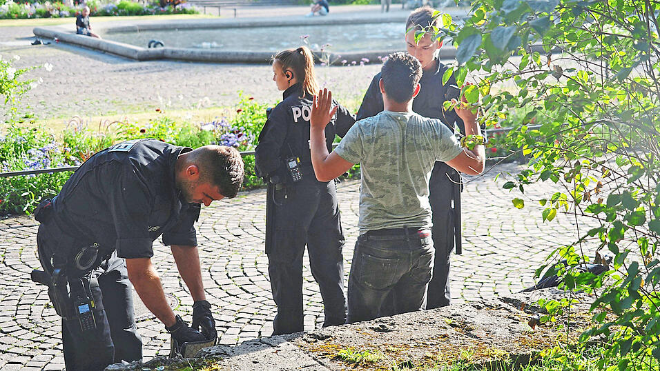 Polizisten nehmen im Bahnhofsviertel einen mutmaßlichen Dealer im Alten Botanischen Garten fest.