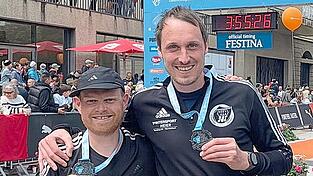 Die stolzen Finisher Andreas Killermann (links) und Matthias Stautner mit ihren Medaillen im Ziel des Salzburg-Marathons.