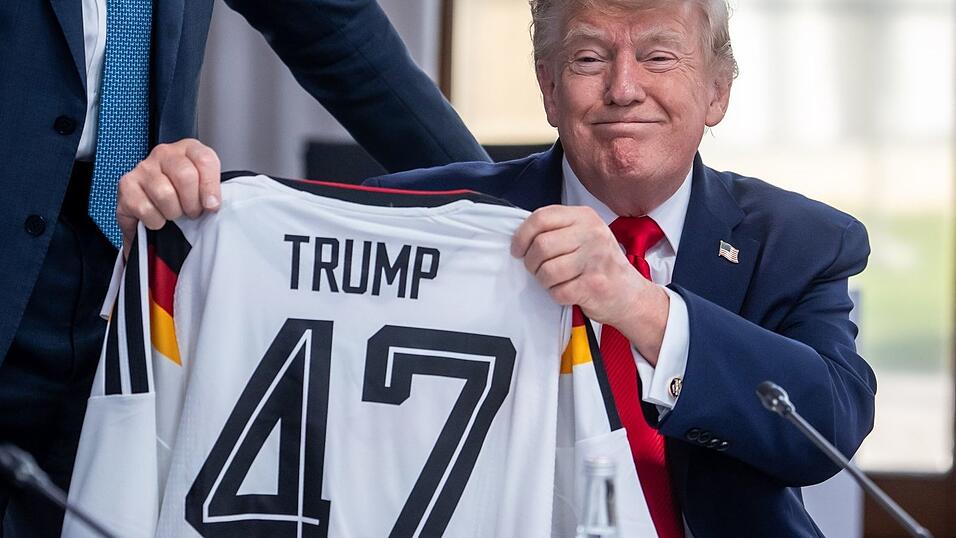 Trump zeigt sein Geschenk zum 80. Geburtstag. Trump zeigt sein Geschenk zum 80. Geburtstag.