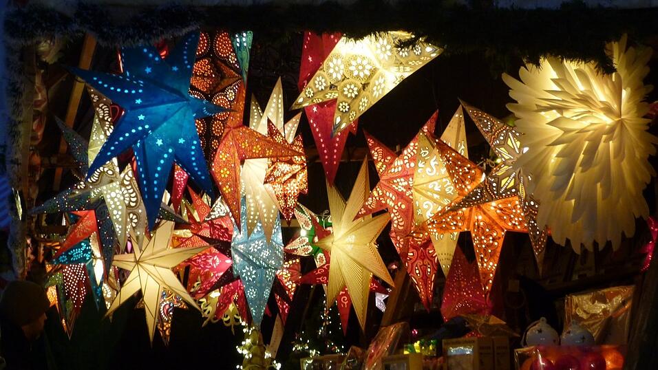 Die Christkindlm&auml;rkte - hier ein Stand mit Weihnachtslaternen - sind nun fort, Ruhe ist allerorten eingekehrt. An Silvester freilich wird es wieder laut.