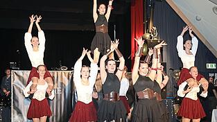 Die M&auml;deltanzgruppe &bdquo;Dance Girls&ldquo; vom TSV Taufkirchen &uuml;berraschte mit ihrer Tanzdarbietung &bdquo;Die Musketiere&ldquo;.