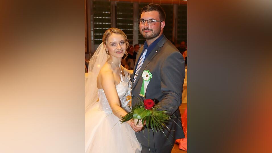 Felix Pfeffer er&ouml;ffnete mit Romy Weindl die Pfingsthochzeit.