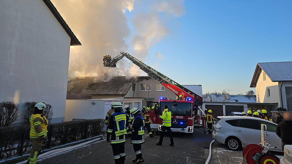 Ein Großaufgebot der Feuerwehr bekämpfte den Dachstuhlbrand. 