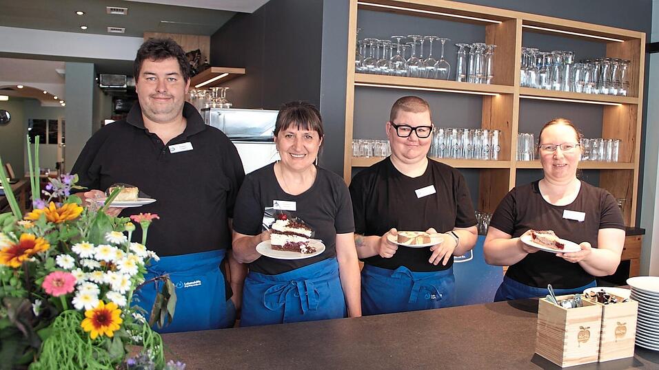 Raphael Langner (v. l.), Elisabeth Spanner, Natalie Caride-Spettmann, Sonja Stangl und ihre Kollegen im Altstadtcafé freuen sich zukünftig auch an Sonntagen auf Gäste.