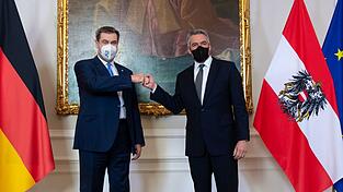 2022 war CSU-Chef Söder zuletzt offiziell im österreichischen Kanzleramt zu Gast. Damals noch mit Corona-Maske bei Regierungschef Karl Nehammer. (Archivbild)