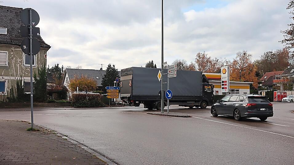 Der Stadtrat will einen Mini-Kreisverkehr im Jahr 2028 bauen, um den Verkehrsfluss zu verbessern und Vorfahrtsunfälle zu reduzieren.