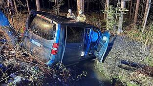 Ein Transporter rutschte im Bereich Schwarzenb&uuml;hl &uuml;ber eine B&ouml;schung in das Bachbett des Pointbaches.