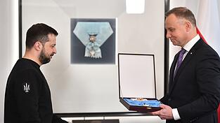 Der damalige Präsident Andrzej Duda hatten Selenskyj den Orden vor drei Jahren überreicht. (Archivbild) Der damalige Präsident Andrzej Duda hatten Selenskyj den Orden vor drei Jahren überreicht. (Archivbild)