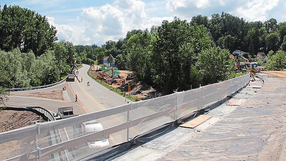 Der neue Anschlussast auf die B 20 in Fahrtrichtung Straubing (links im Bild) ist so gut wie fertig und wird wieder für den Verkehr freigegeben. Der neue Anschlussast auf die B 20 in Fahrtrichtung Straubing (links im Bild) ist so gut wie fertig und wird wieder für den Verkehr freigegeben.