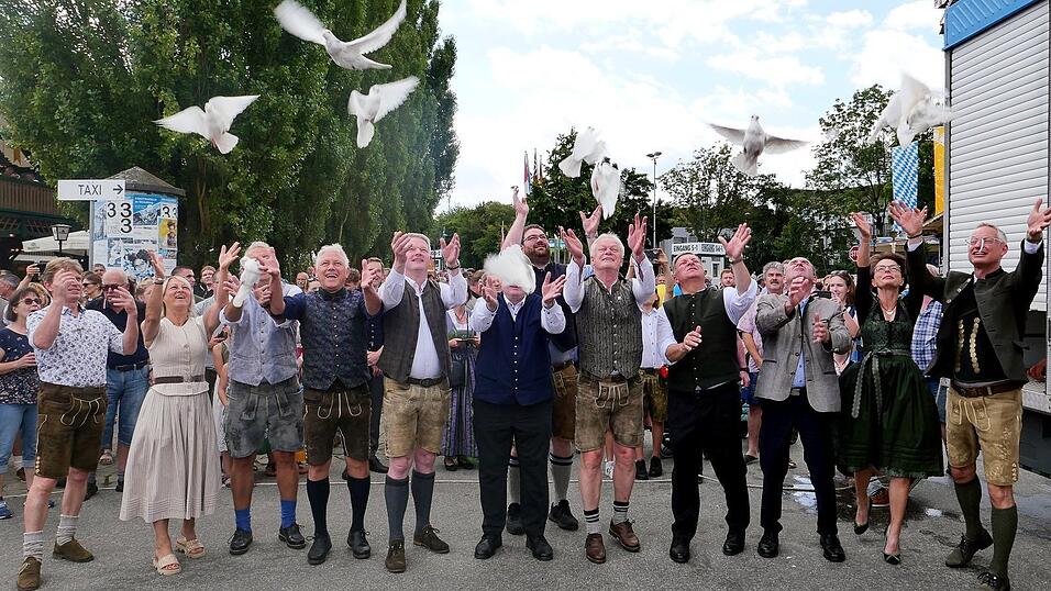 Feste Tradition: Der gemeinsame Rundgang nach der Eröffnungsrede. Dabei lassen die Minister weiße Tauben fliegen. (Archivfoto)
