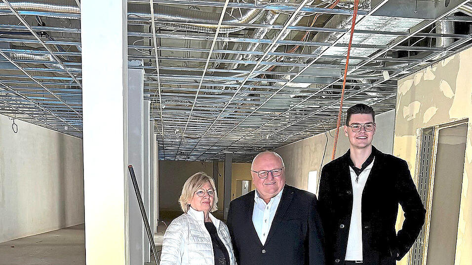 Die Vermieter Elfriede und Gerhard Krampfl (M.) freuen sich &uuml;ber den Fitness-Neuzugang am Ludwigplatz 12. Fitness-Franchisenehmer Gedeon Lohm&uuml;ller ist zuversichtlich, sein &bdquo;Gympod&ldquo; schon im Fr&uuml;hjahr er&ouml;ffnen zu k&ouml;nnen. Die Arbeiten sind im vollen Gange.