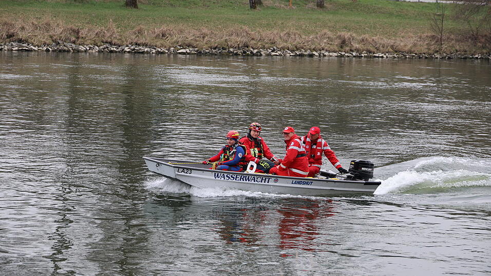 Die Einsatzkräfte mussten sich vor Ort gleich mehreren Herausforderungen stellen, von der Versorgung der Verletzten bis zum Ölaustritt und der Evakuierung der Eishalle. Die Einsatzkräfte mussten sich vor Ort gleich mehreren Herausforderungen stellen, von der Versorgung der Verletzten bis zum Ölaustritt und der Evakuierung der Eishalle.