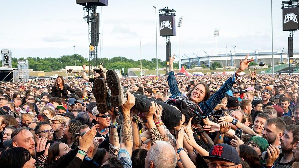 Rund 80.000 Musikfans erwarten die Veranstalter von Rock im Park in diesem Jahr täglich auf dem Gelände. (Archivbild) Rund 80.000 Musikfans erwarten die Veranstalter von Rock im Park in diesem Jahr täglich auf dem Gelände. (Archivbild)