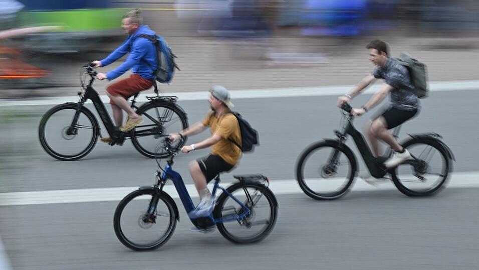 E-Bikes dominieren den deutschen Fahrradmarkt, doch die Preise fallen. (Archivbild) E-Bikes dominieren den deutschen Fahrradmarkt, doch die Preise fallen. (Archivbild)