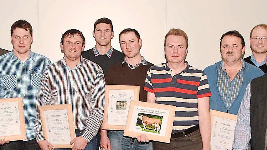 Fachberater Franz Brunner vom Landwirtschaftsamt (v.l.), BBV-Kreisobmann Georg Sachsenhauser und Zuchtleiter Josef Tischler sowie Thomas Pfaller (Bayern Genetik, 6.v.l.) und (v.r.) stellvertretender Landrat Rudolf Lehner und Verbandsvorsitzender Sebastian M&uuml;hlbauer mit allen geehrten Z&uuml;chtern.