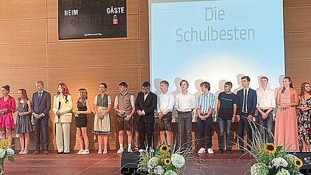Die Besten mit einer Eins vor dem Komma und Schulleiterin Waltraud Eder (links, Absolventen v. l.): Paula Obendorfer, Annabel Reisert, Elisabeth Helmbrecht, Dominic Matysek, Lea Himmel, Jasmin Dubowikow, Sabrina Buchecker, Samuel Staudinger, Jonas Fitz, Samuel Peisert, Andreas Brinster, Xaver Heim, Shakib Mittmann, Johannes Santl, Dominik Haimerl, Anna Wagner, Julia Jaskolka, Sarah Kick, Magnus Schmid, Elena Zink und Laura Obtmeier.