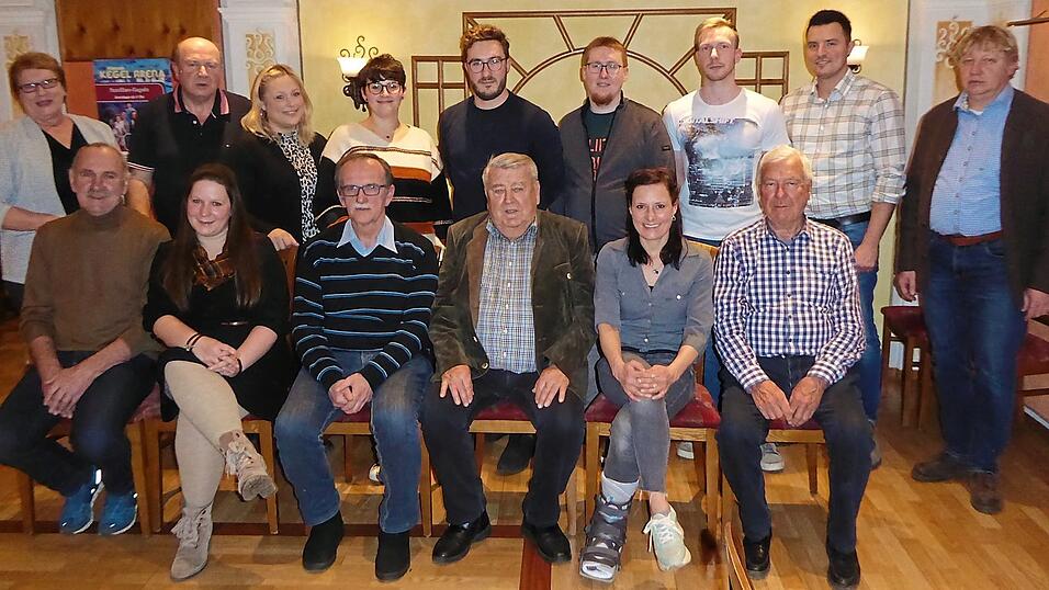 Die Vorstandschaft des Schützenvereins Gemütlichkeit Pösing mit dem neuen ersten Schützenmeister Thomas Pusl (Dritter von links, sitzend). Die Vorstandschaft des Schützenvereins Gemütlichkeit Pösing mit dem neuen ersten Schützenmeister Thomas Pusl (Dritter von links, sitzend).