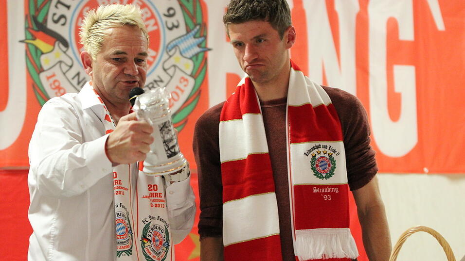 Thomas Müller besuchte am Sonntagnachmittag den 'FC Bayern-Fanclub Straubing '93'. (Foto: Fabian Roßmann) Thomas Müller besuchte am Sonntagnachmittag den 'FC Bayern-Fanclub Straubing '93'. (Foto: Fabian Roßmann)