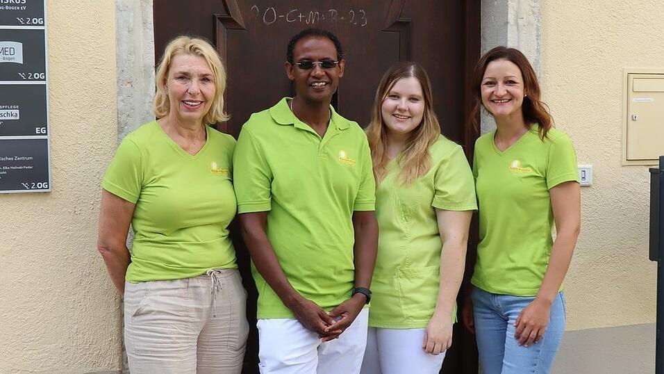 Die stellvertretenden Pflegedienstleiterinnen Ingrid Wolf (l.) und Tanja Protschka (r.) vom Ambulanten Pflegedienst Renate Protschka mit Obsa Yadeta und Nadine Heitzer, die ihre Ausbildung zum Pflegefachmann/-frau erfolgreich abgeschlossen haben. Die stellvertretenden Pflegedienstleiterinnen Ingrid Wolf (l.) und Tanja Protschka (r.) vom Ambulanten Pflegedienst Renate Protschka mit Obsa Yadeta und Nadine Heitzer, die ihre Ausbildung zum Pflegefachmann/-frau erfolgreich abgeschlossen haben.