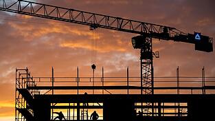Vor allem auf dem Land werden im Freistaat immer mehr Genehmigungen für den Bau von Wohnungen erteilt.