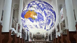 Mit dieser Collage zeigt&nbsp;der ZAW, wie die beleuchtete &bdquo;Gaia&ldquo; in der Basilika St. Jakob aussehen wird.