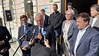 Pressekonferenz vor dem Rathaus in Zwiesel: neuer Stimmkreisabgeordneter Stefan Ebner (v.l.), Innenminister Joachim Herrmann, Landrätin Rita Röhrl, Bürgermeister Karl-Heinz Eppinger 